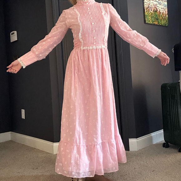 Creepy AF vintage dress - Picture 3 of 7